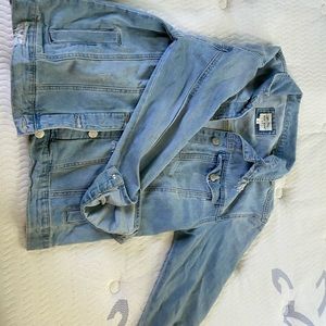 Lightwash Women’s Jean Jacket